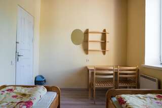 Хостелы Fortuna Hostel Вильнюс Двухместный номер с 2 отдельными кроватями и общей ванной комнатой-3