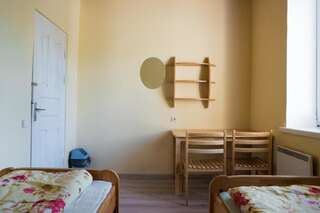 Хостелы Fortuna Hostel Вильнюс Двухместный номер с 2 отдельными кроватями и общей ванной комнатой-5